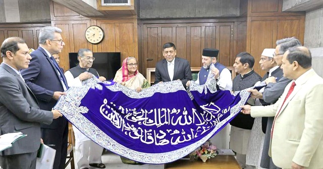 প্রধানমন্ত্রীকে গিলাফ উপহার 