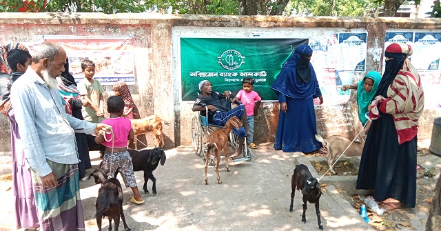 ঝালকাঠিতে অসহায় পরিবারের পাশে পুলিশ সুপার 