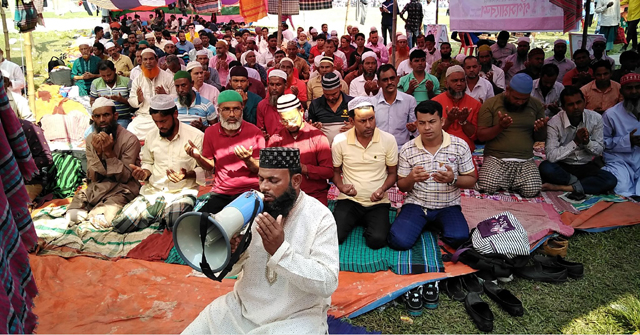 মাঠেই জুমার নামাজ পড়েছে বিএনপির নেতাকর্মীরা