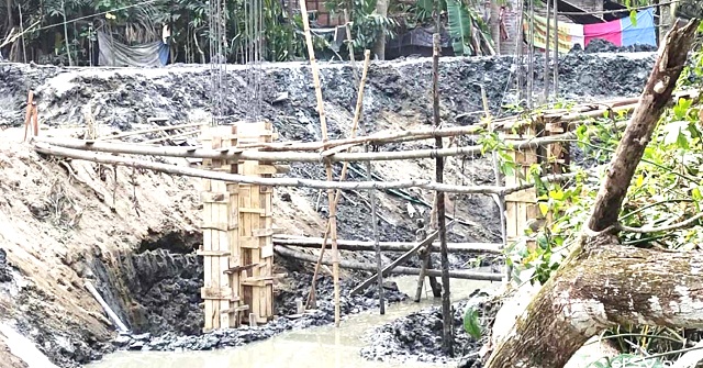  রাজাপুরে প্রশাসনের অ‍াদেশ অমান্য করে সরকারি খালে পারিবারিক সেতু