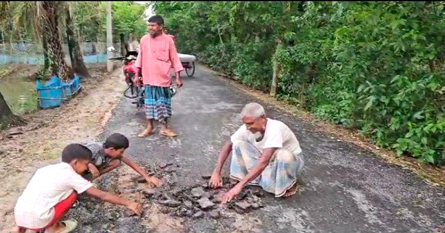 কলাপাড়ায় নির্মাণের ১০ দিনের মধ্যেই উঠে যাচ্ছে সড়কের পিচ