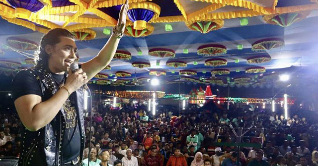 পূজা দেখতে পিরোজপুরে জায়েদ খান, ভক্তদের ভীড়