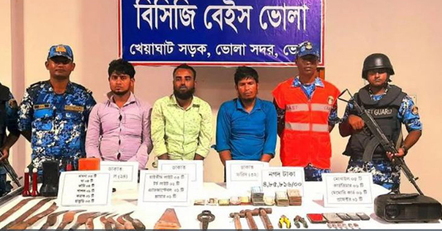 ভোলায় দেশীয় অস্ত্রসহ ৩ জলদস্যু আটক