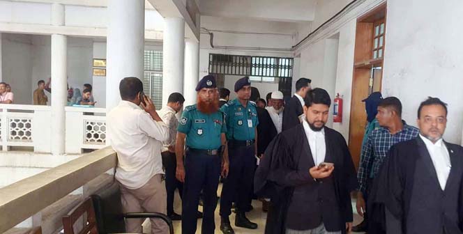 বিএনপির আইনজীবীদের অনাস্থা, হট্টগোলের মধ্যে বিচারকদের এজলাস ত্যাগ