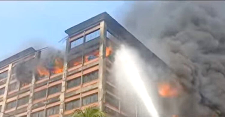 আগুন নিয়ন্ত্রণে ফায়ার সার্ভিসের সঙ্গে যোগ দিয়েছে নৌবাহিনী