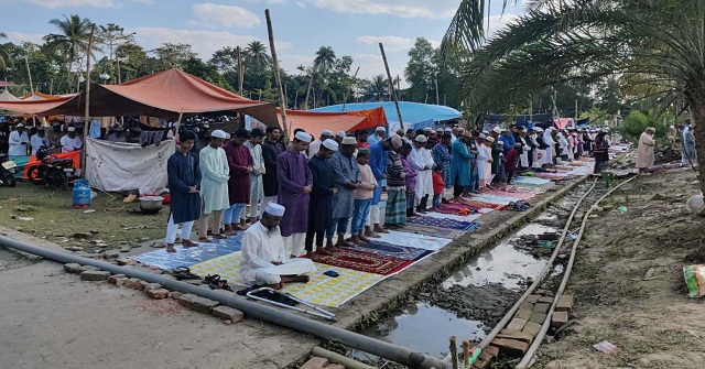 বরিশাল বিভাগীয় ইজতেমায় লাখো মানুষের জুমার নামাজ আদায়