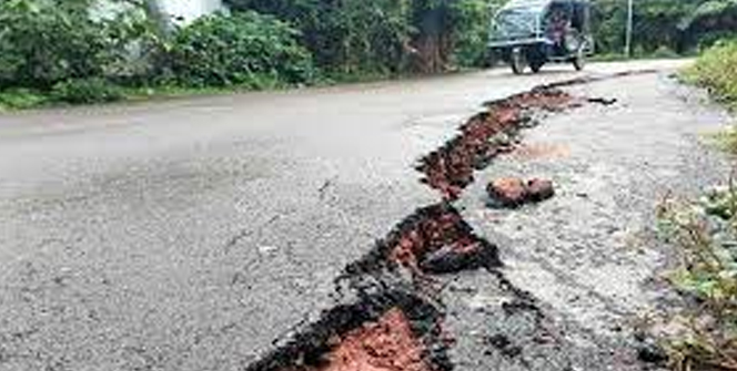 নির্মাণের দুই মাসের মাথায় উঠে যাচ্ছে সড়কের পাথর