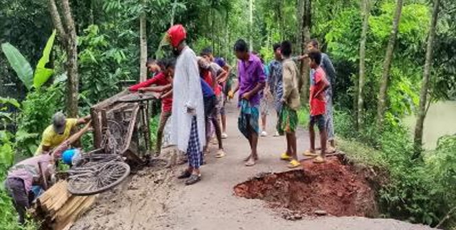 রাস্তা নয় যেন মরণ ফাঁদ, ভোগান্তিতে এলাকাবাসী 