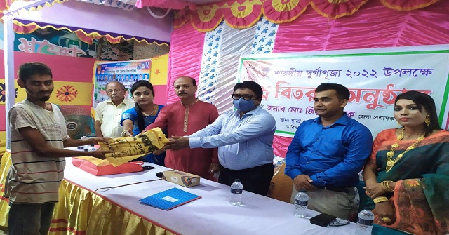 ধুনটে জেলা প্রশাসকের পূজামণ্ডপ পরিদর্শন ও বস্ত্র বিতরণ
