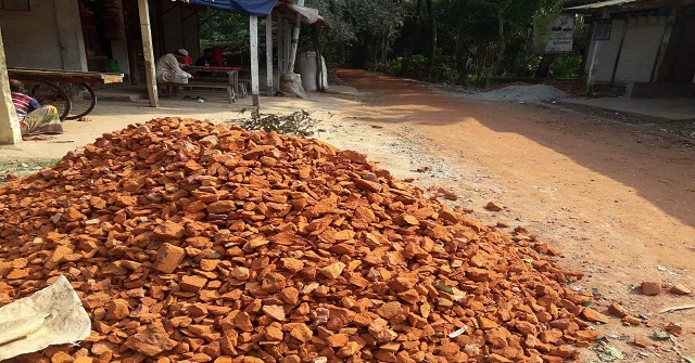 দৌলতখানে সড়ক নির্মাণ কাজে অনিয়মের অভিযোগ 