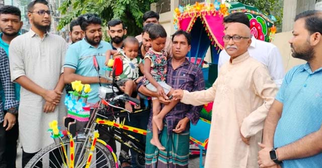 তথ্যমন্ত্রীর উপহারের রিকশা পেলেন মা হারা দুই শিশুর বাবা