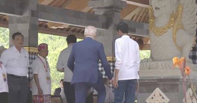 ফের সিঁড়িতে হোঁচট খেলেন বাইডেন 