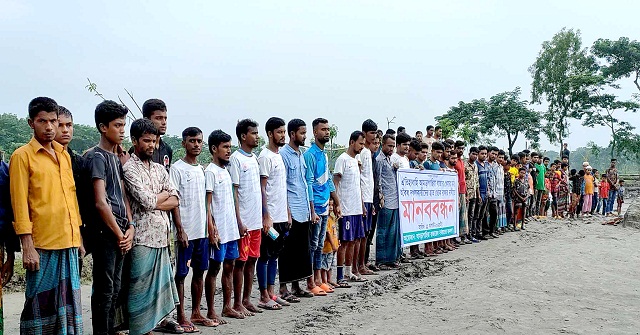 আমতলীতে যুবলীগ নেতার দখল থেকে খেলার মাঠ রক্ষার দাবিতে মানববন্ধন 