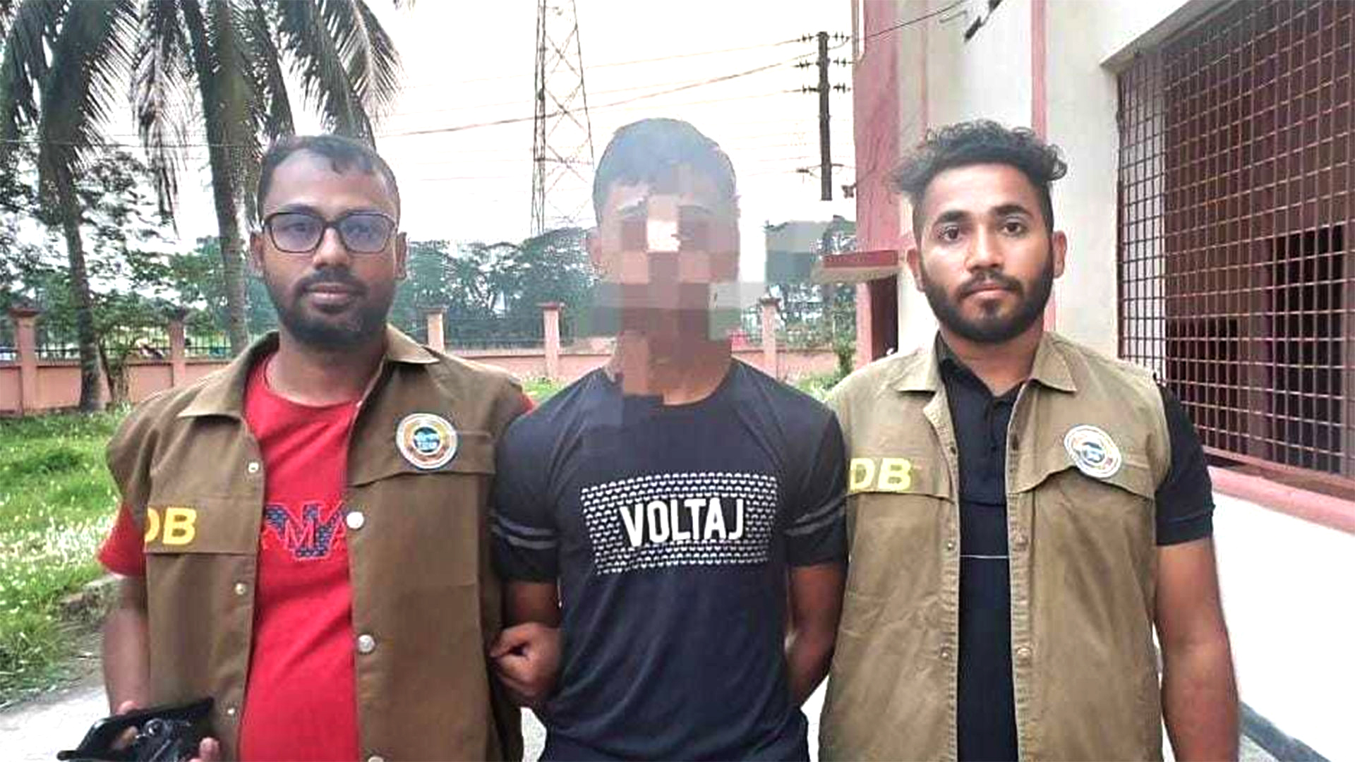 পটুয়াখালীতে শহীদ কন্যা ধর্ষণ মামলায় ইমরান মুন্সি গ্রেফতার