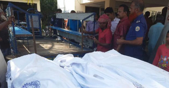 মাহফিল থেকে ফেরার পথে সড়কে ঝরলো ৩ প্রাণ 