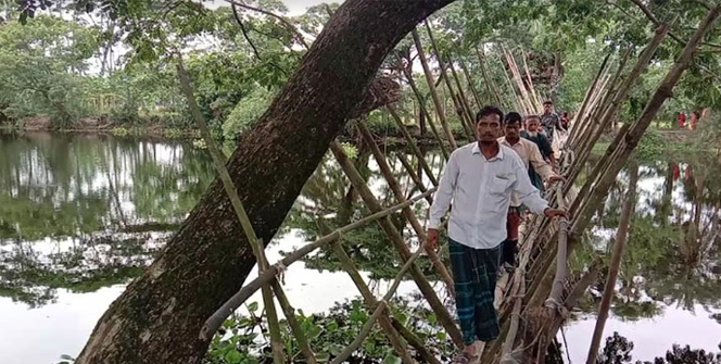 এক বাঁশের সাঁকোতে ১০ হাজার মানুষ পার হচ্ছে প্রতিদিন 