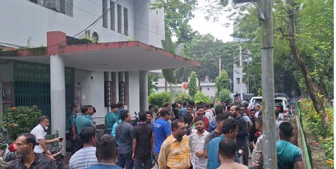 বরিশাল মেডিকেলে অধক্ষের নেতৃত্বে সাংবাদিকের ওপর হামলা, অতপর ক্ষমা প্রার্থনা