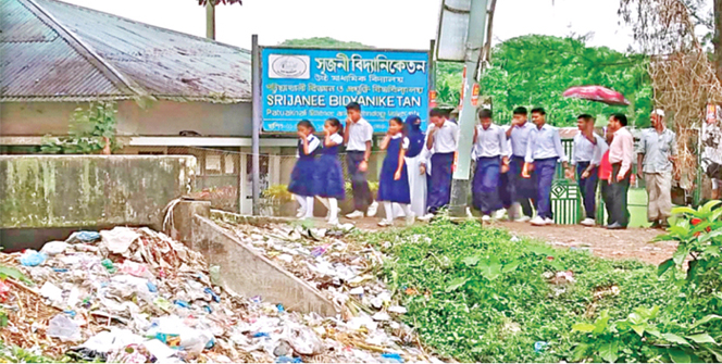 বিদ্যালয়ের প্রবেশ পথেই ময়লার স্তূপ