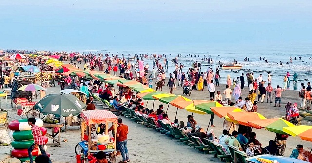 বিচ কার্নিভালে উৎসবের আমেজে মাতোয়ারা লক্ষাধিক পর্যটক
