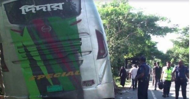 গাছের সঙ্গে বাসের ধাক্কা, পুলিশ সদস্যসহ নিহত ৪