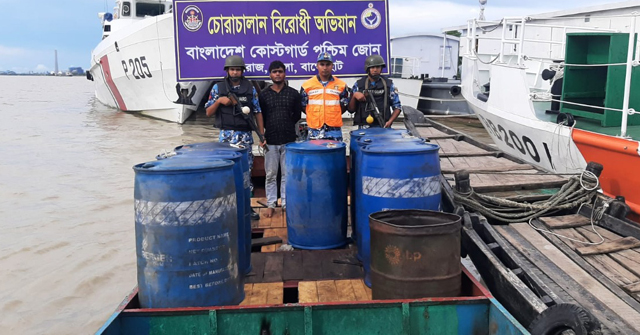 মোংলায় কোস্ট গার্ডের অভিযানে চোরাই ডিজেলসহ আটক ১