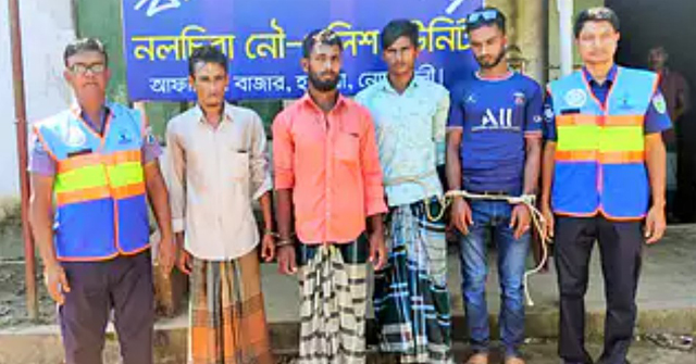 বাজারে ইলিশ নেওয়ার পথে আটক ৪ 