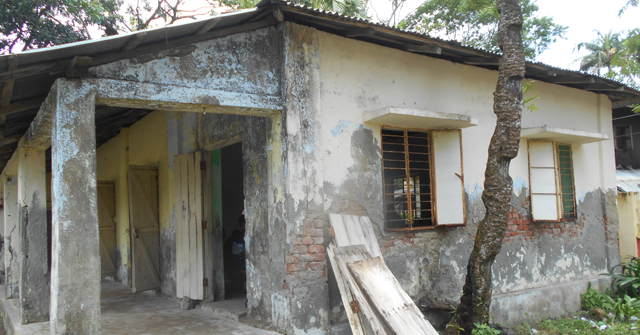 কলাপাড়ায় সরকারি প্রাথমিক বিদ্যালয়ে জরাজীর্ণ টিনের ঘরে পাঠদান