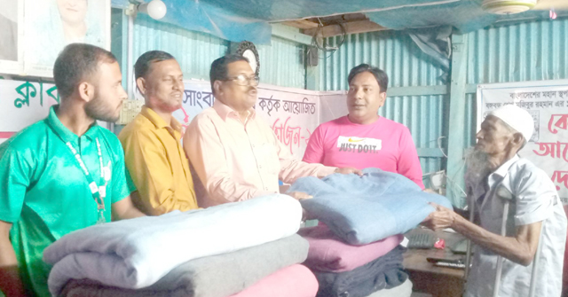 আমতলীতে শীতার্তদের মাঝে শীতবস্ত্র বিতরণ  