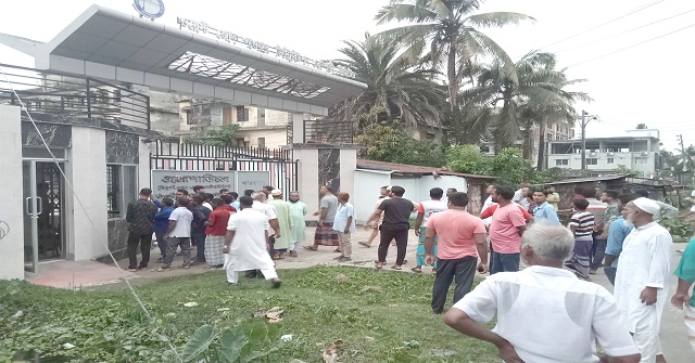 ঝালকাঠিতে বিদ্যুৎ অফিস ঘেরাও-ভাঙচুর