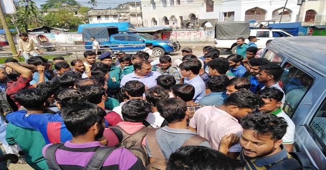 বিনা উস্কানিতে ববি শিক্ষার্থীকে মারধর, শিক্ষার্থীদের সড়ক অবরোধ