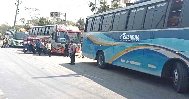 বরিশালে চলন্ত বাস থেকে যাত্রীকে ফেলে দেওয়ার অভিযোগ