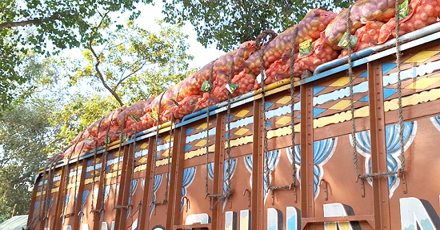 হিলি বন্দর দিয়ে এলো ১০০ মেট্রিক টন আলু