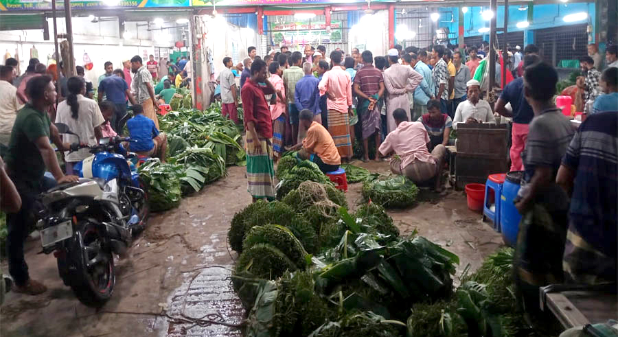 গৌরনদীতে সূর্যাস্তের পরে জমে ওঠে পানের পাইকারি হাট