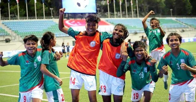 সুরভীর জোড়ায় সিঙ্গাপুরকে হারিয়ে গ্রুপসেরা বাংলাদেশ