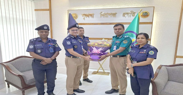 বিএমপি'র নবাগত পুলিশ কমিশনারকে ফুলেল শুভেচ্ছা