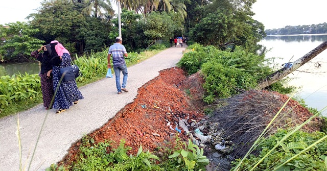 আমতলীতে লেকের পানিতে পৌরসভার সড়ক বিলীন
