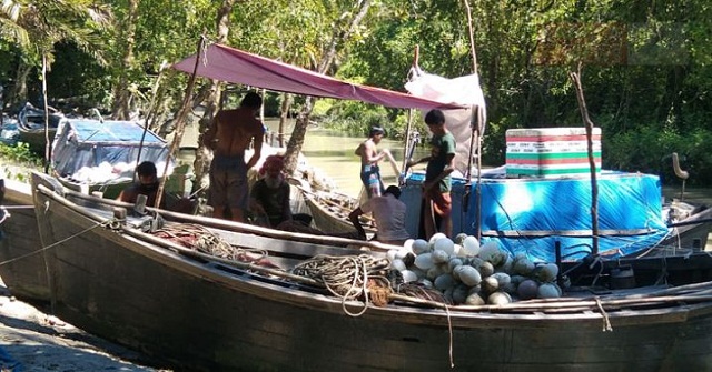 অলস সময়ে জাল বুননে ব্যস্ত উপকূলের জেলেরা