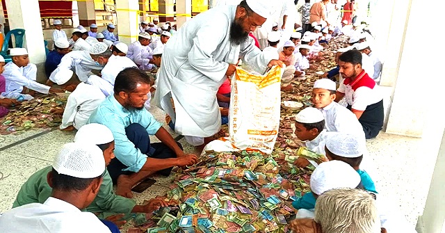 প্রায় আড়াই শ মানুষ দিনভর গুনছেন, তবু শেষ হয়নি পাগলা মসজিদের সিন্দুকের টাকা গণনা