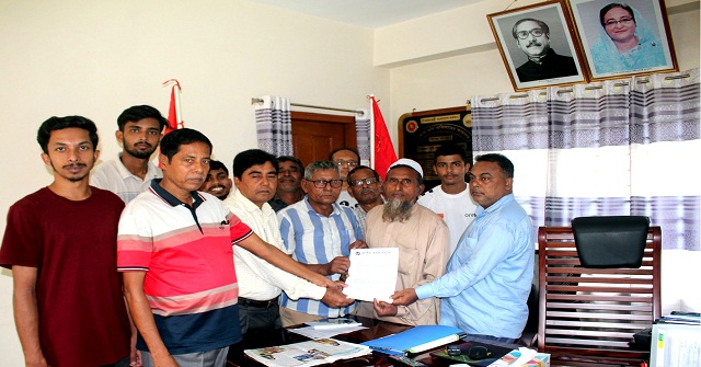 বাবুগঞ্জে কৃষকের রোপা আমন ধান রক্ষার দাবীতে কৃষক সমিতির স্মারকলিপি 