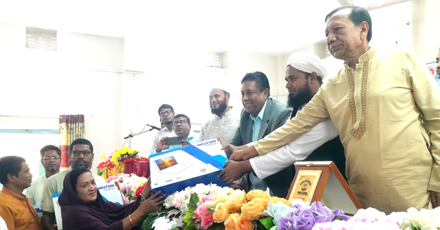 আমতলীতে ১৩৮টি বিদ্যালয়ে ল্যাপটপ বিতরণ