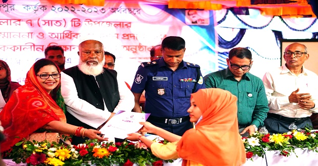 পিরোজপুরে মুক্তিযোদ্ধা ও মেধাবী শিক্ষার্থীদের মাঝে আর্থিক সম্মাননা ও শিক্ষাবৃত্তি প্রদান