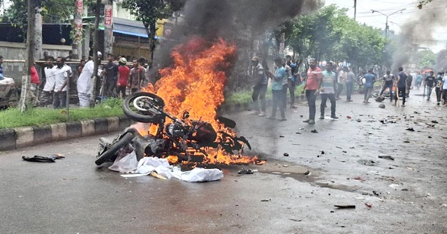 বরিশালে মহাসড়ক আন্দোলনকারীদের দখলে, যানবাহন ভাংচুর ও অগ্নিসংযোগ