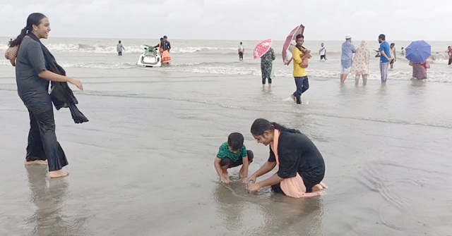 ৭ নম্বর সংকেতেও কুয়াকাটায় মাতোয়ারা পর্যটক
