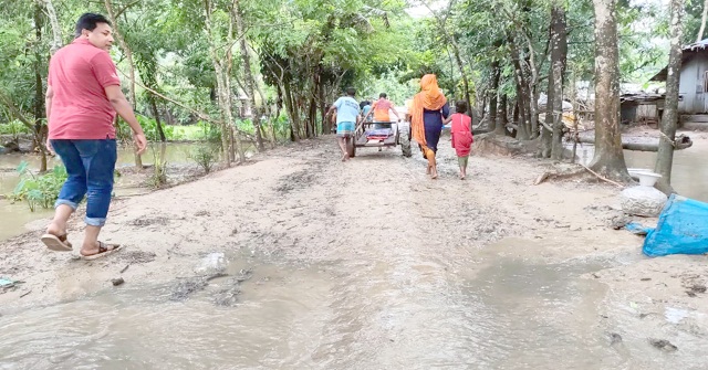 স্বাধীনতার ৫৩ বছরেও পাকা হয়নি কাঁচা রাস্তা 