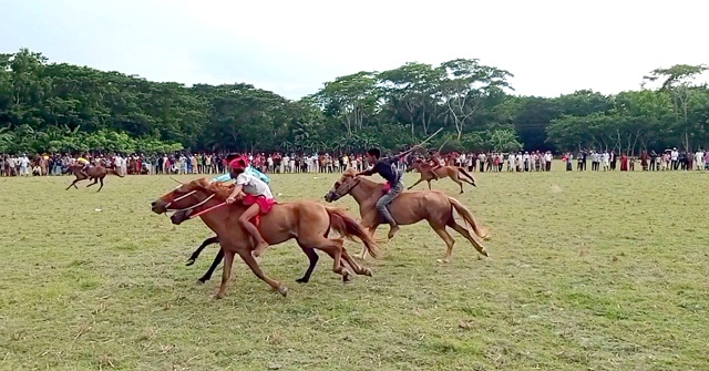 কাঁঠালিয়ায় ঐতিহ্যবাহী ঘোড়দৌড় প্রতিযোগিতায় মানুষের ঢল