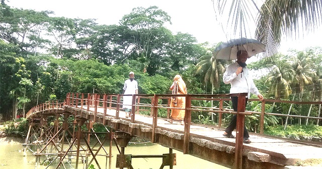 ‘বেশি মানুষ উঠলেই সেতুটি দুলতে থাকে’