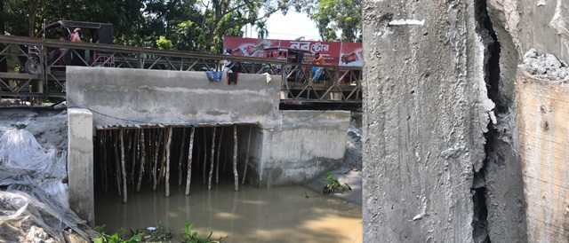 উজিরপুরে কালভার্ট নির্মাণ কাজ শেষ হওয়ার আগেই উইংওয়ালে ফাটল 