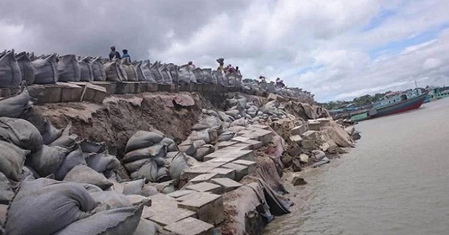 মেঘনায় জিও ব্যাগ ফেলতে গিয়ে শ্রমিক নিখোঁজ