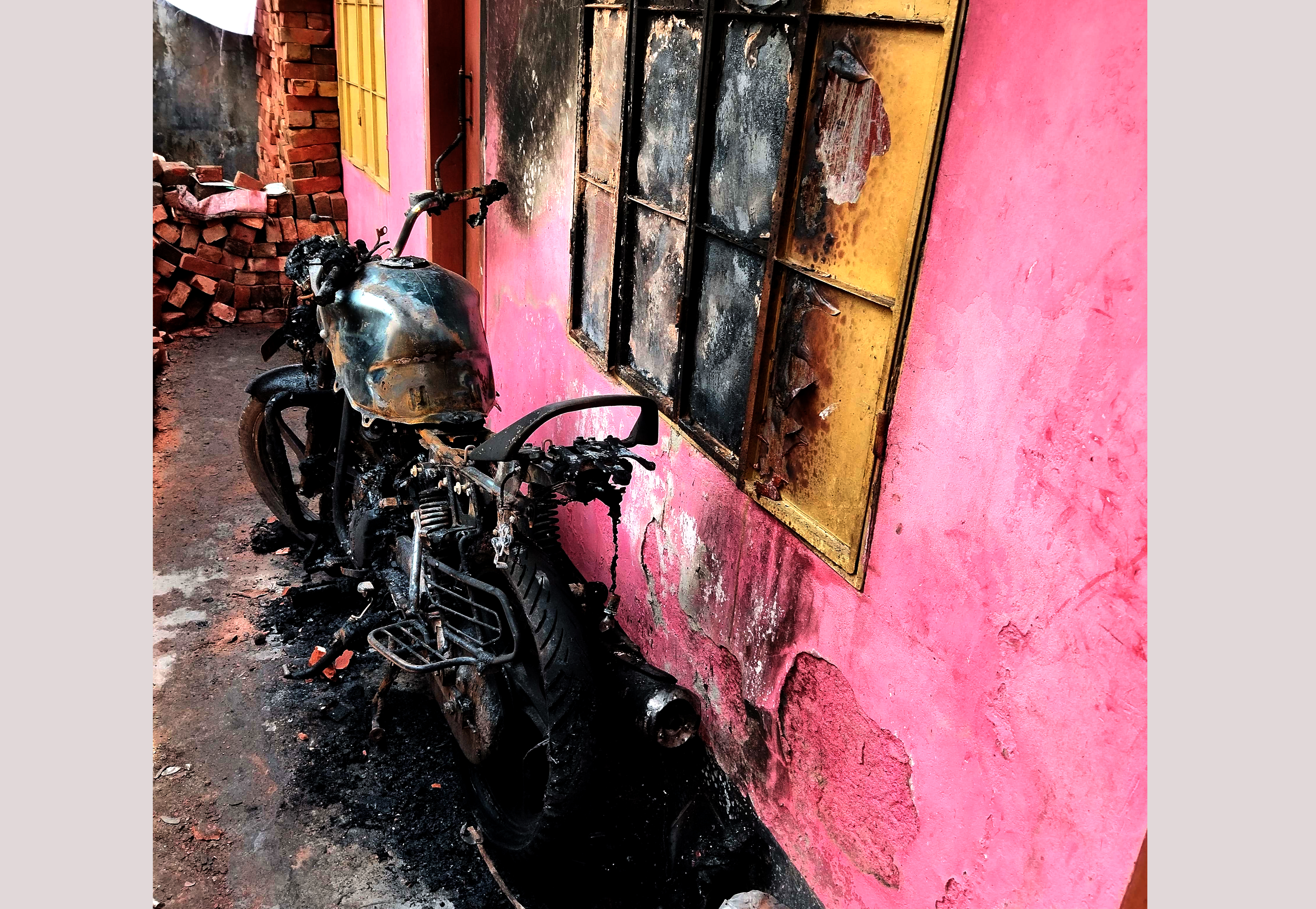 বরিশাল নগরীতে রাতের আঁধারে মোটরসাইকেল পুড়িয়ে দিল দুর্বৃত্তরা