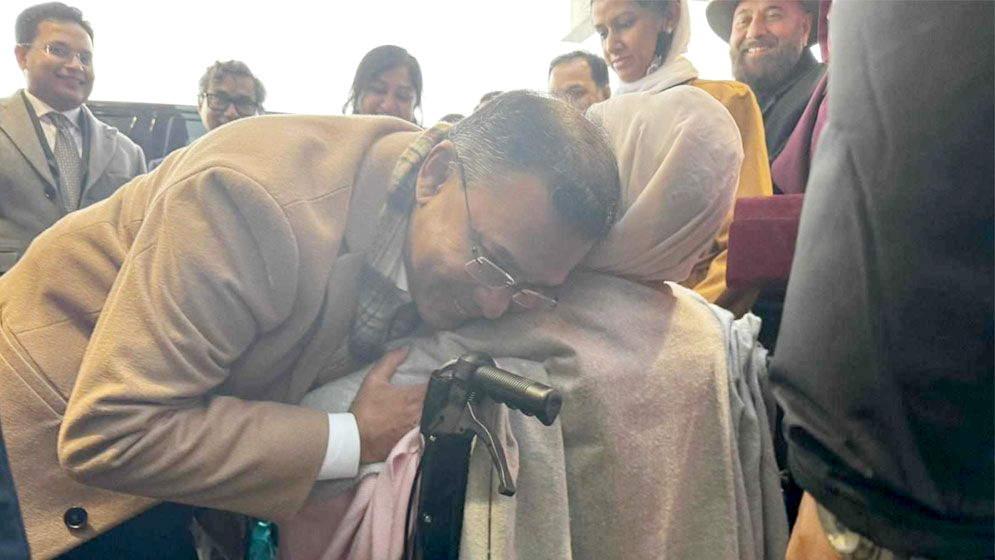 লন্ডনে খালেদা জিয়া, বিমানবন্দরে মাকে স্বাগত জানান তারেক রহমান